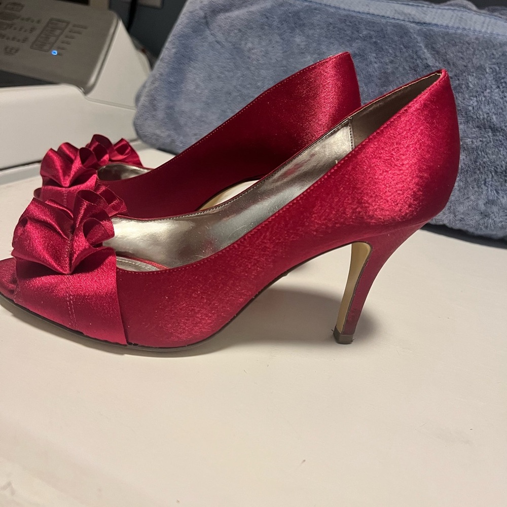 Size 7.5 raspberry pumps